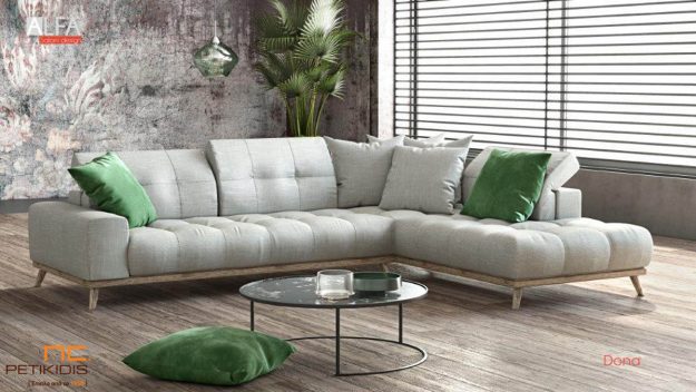 Σαλόνι γωνία Dona με ξύλινη βάση και καπιτονέ μαξιλάρια στην πλάτη και στο κάθισμα.Διαθέτει μηχανισμούς στα μαξιλάρια της πλάτης για μεγαλύτερη ανάπαυση με ύφασμα εκρου βελούδο αδιάβροχο και αλέκιαστο και διακοσμητικά μαξιλάρια σε πράσινο χρώμα.