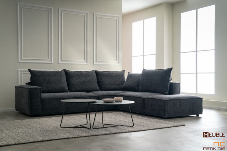 Σαλόνι γωνία Easy σε μοντέρνο και minimal style. Διατίθεται σε γκρι χρώμα αδιάβροχου υφάσματος αλλά και σε μεγάλη ποικιλία άλλων χρωμάτων καθώς και υφασμάτων. Χαρακτηριστικό του είναι η δυνατότητα αφαίρεσης των καλυμμάτων για εύκολο καθάρισμα.