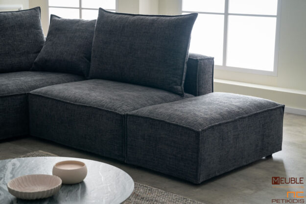 Σαλόνι γωνία Easy σε μοντέρνο και minimal style. Διατίθεται σε γκρι χρώμα αδιάβροχου υφάσματος αλλά και σε μεγάλη ποικιλία άλλων χρωμάτων καθώς και υφασμάτων. Χαρακτηριστικό του είναι η δυνατότητα αφαίρεσης των καλυμμάτων για εύκολο καθάρισμα. Λεπτομέρεια αποσπώμενου μέρους του σαλονιού.