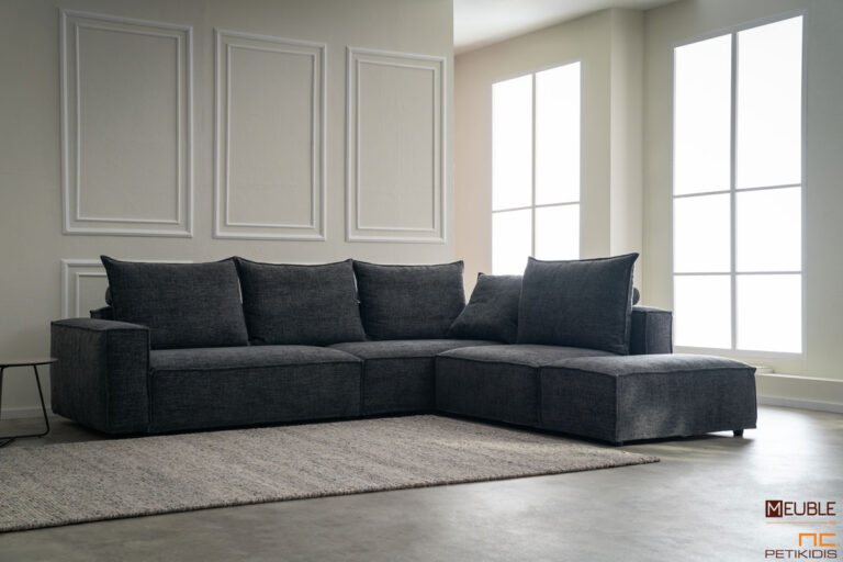 Σαλόνι γωνία Easy σε μοντέρνο και minimal style. Διατίθεται σε γκρι χρώμα αδιάβροχου υφάσματος αλλά και σε μεγάλη ποικιλία άλλων χρωμάτων καθώς και υφασμάτων. Χαρακτηριστικό του είναι η δυνατότητα αφαίρεσης των καλυμμάτων για εύκολο καθάρισμα.. Λεπτομέρεια μπράτσου.