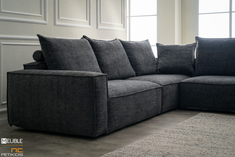 Σαλόνι γωνία Easy σε μοντέρνο και minimal style. Διατίθεται σε γκρι χρώμα αδιάβροχου υφάσματος αλλά και σε μεγάλη ποικιλία άλλων χρωμάτων καθώς και υφασμάτων. Χαρακτηριστικό του είναι η δυνατότητα αφαίρεσης των καλυμμάτων για εύκολο καθάρισμα. Λεπτομέρεια μπράτσου.