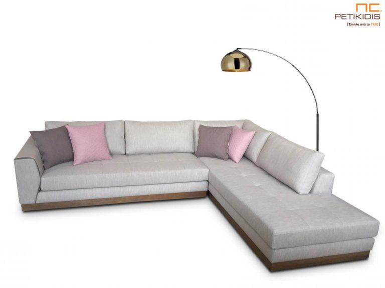 Σαλόνι γωνία Ferrero με ξύλινη βάση και καπιτονέ μαξιλάρι καθίσματος.Το ύφασμα είναι σε εκρου τόνους αλέκιαστο και αδιάβροχο και διακοσμητικά μαξιλαράκια σε ροζ μοβ αποχρώσεις.