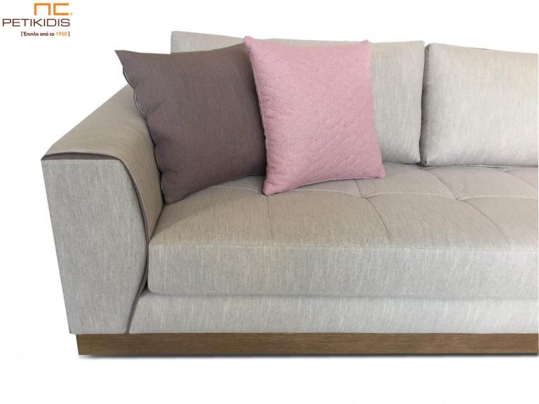 Σαλόνι γωνία Ferrero με ξύλινη βάση και καπιτονέ μαξιλάρι καθίσματος.Το ύφασμα είναι σε εκρου τόνους αλέκιαστο και αδιάβροχο και διακοσμητικά μαξιλαράκια σε ροζ μοβ αποχρώσεις. Λεπτομέρεια.