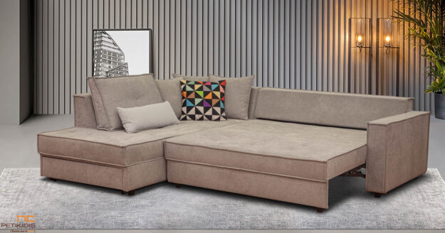 Σαλόνι γωνία Leon. Λιτές γραμμές με δυνατότητα μετατροπής σε διπλό κρεβάτι. Το μπεζ ύφασμά του είναι αδιάβροχο. Διαθέτει αποθηκευτικό χώρο. Μπορεί να κατασκευαστεί σε μεγάλη ποικιλία διαστάσεων και χρωμάτων.