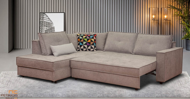 Σαλόνι γωνία Leon. Λιτές γραμμές με δυνατότητα μετατροπής σε διπλό κρεβάτι. Το μπεζ ύφασμά του είναι αδιάβροχο. Διαθέτει αποθηκευτικό χώρο. Μπορεί να κατασκευαστεί σε μεγάλη ποικιλία διαστάσεων και χρωμάτων.