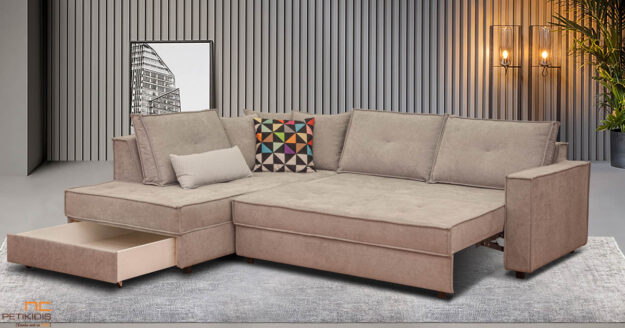 Σαλόνι γωνία Leon. Λιτές γραμμές με δυνατότητα μετατροπής σε διπλό κρεβάτι. Το μπεζ ύφασμά του είναι αδιάβροχο. Διαθέτει αποθηκευτικό χώρο. Μπορεί να κατασκευαστεί σε μεγάλη ποικιλία διαστάσεων και χρωμάτων.