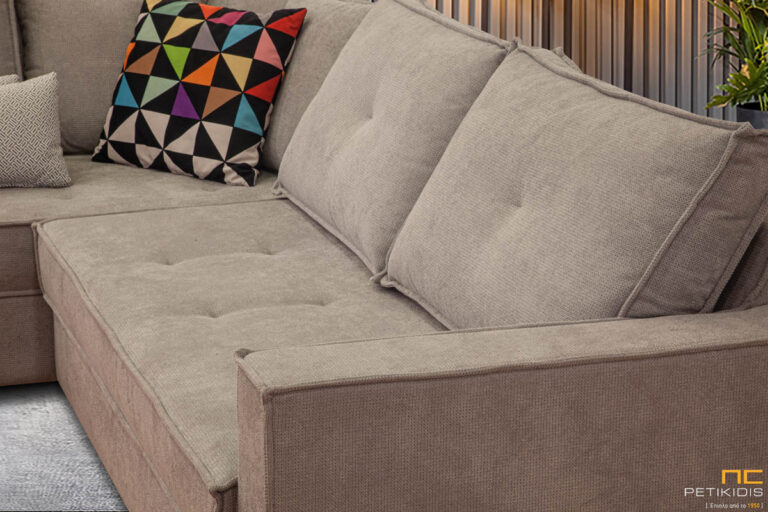 Σαλόνι γωνία Leon. Λιτές γραμμές με δυνατότητα μετατροπής σε διπλό κρεβάτι. Το μπεζ ύφασμά του είναι αδιάβροχο. Διαθέτει αποθηκευτικό χώρο. Μπορεί να κατασκευαστεί σε μεγάλη ποικιλία διαστάσεων και χρωμάτων.