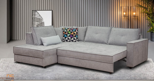 Σαλόνι γωνία Leon. Λιτές γραμμές με δυνατότητα μετατροπής σε διπλό κρεβάτι. Το γκρι ύφασμά του είναι αδιάβροχο. Διαθέτει αποθηκευτικό χώρο. Μπορεί να κατασκευαστεί σε μεγάλη ποικιλία διαστάσεων και χρωμάτων.