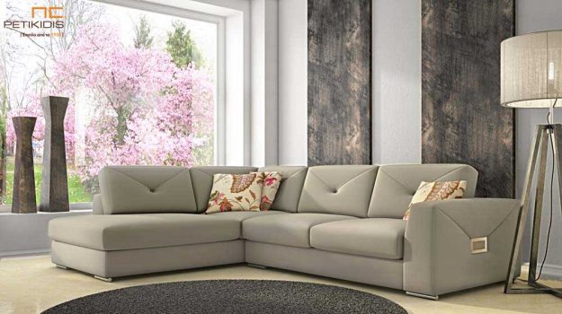 Κλασική Τραπεζαρία Σαλόνι γωνία Letter με μεταλλική λεπτομέρεια στο μπράτσο και ύφασμα αδιάβροχο σε τόνους του γκρι με χρωματιστά διακοσμητικά μαξιλάρια.