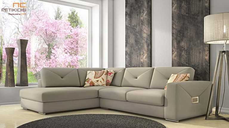 Σαλόνι γωνία Letter με μεταλλική λεπτομέρεια στο μπράτσο και ύφασμα αδιάβροχο σε τόνους του γκρι με χρωματιστά διακοσμητικά μαξιλάρια.