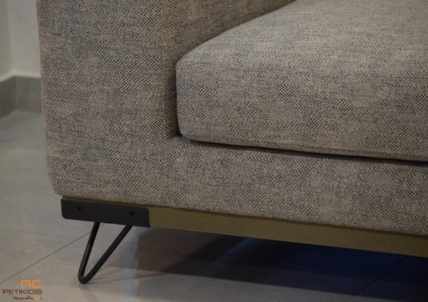 Σαλόνι γωνία Mirage με βάση από ξύλο ρουστίκ και μεταλλικά πόδια με ύφασμα σε γκρι μπεζ αποχρώσεις με σχέδιο στην πλέξη ΄ψαροκόκαλου'.Πολυθρόνα SWING σε μουσταρδί χρώμα με μεταλλικά πόδια. Λεπτομέρεια.