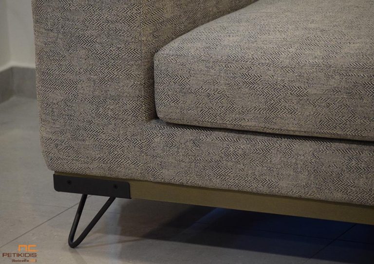 Σαλόνι γωνία Mirage με βάση από ξύλο ρουστίκ και μεταλλικά πόδια με ύφασμα σε γκρι μπεζ αποχρώσεις με σχέδιο στην πλέξη ΄ψαροκόκαλου'.Πολυθρόνα SWING σε μουσταρδί χρώμα με μεταλλικά πόδια. Λεπτομέρεια.