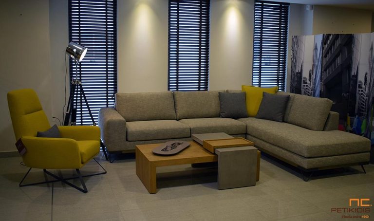 Σαλόνι γωνία Mirage με βάση από ξύλο ρουστίκ και μεταλλικά πόδια με ύφασμα σε γκρι μπεζ αποχρώσεις με σχέδιο στην πλέξη ΄ψαροκόκαλου'.Πολυθρόνα SWING σε μουσταρδί χρώμα με μεταλλικά πόδια.