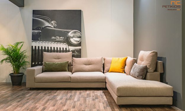 Κλασική Τραπεζαρία Σαλόνι γωνία Nouovo με δυνατότητα να τοποθετηθεί το μαξιλάρι της πλάτης για μεγαλύτερη ανάπαυση. Το ύφασμα είναι σε μπεζ αποχρώσεις και διαθέτει χρωματιστά διακοσμητικά μαξιλάρια. Στα μαξιλάρια της πλάτης υπάρχει διακοσμητικό γαζί.