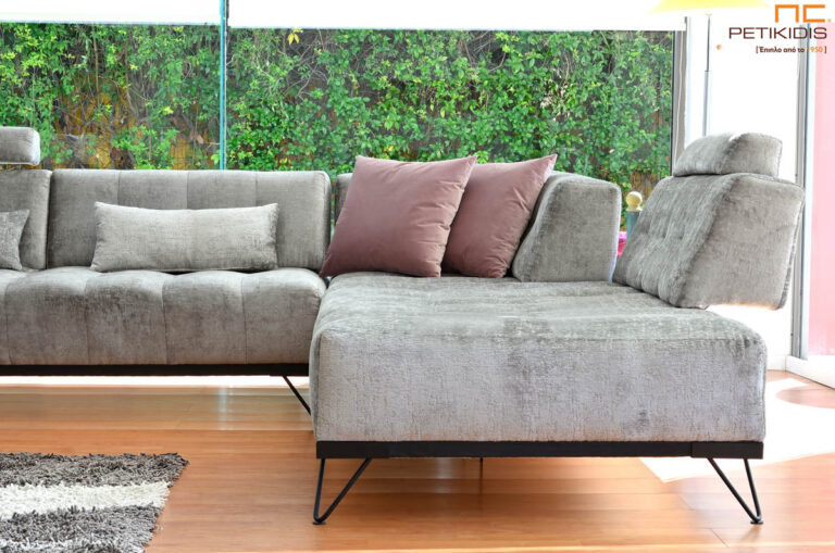 Σαλόνι γωνία Odeon με γκρι ύφασμα αλέκιαστο αδιάβροχο. Μοντέρνος σχεδιασμός με μεταλλικά πόδια και μηχανισμούς στο προσκέφαλο για μεγαλύτερη άνεση και επιπλέον μηχανισμούς στο μαξιλάρι της πλάτης για δυνατότητα εκμετάλλευσης όλου του βάθους του καθίσματος.