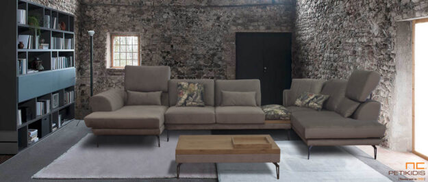 Σαλόνι γωνία Roche σε σχήμα "Π" με βελούδο ύφασμα αλέκιαστο αδιάβροχο και λεπτομέρεια υφάσματος με λουλούδια και παπαγάλους. Διαθέτει μηχανισμούς στο μαξιλάρι της πλάτης για μεγαλύτερη άνεση. Ιδιαίτερος σχεδιασμός στα μεταλλικά πόδια. Συνδυάζεται με τραπεζάκι σαλονιού με ίδια πόδια και ύφασμα με το σαλόνι/. Διατίθεται σε μεγάλη ποικιλία διαστάσεων και υφασμάτων.