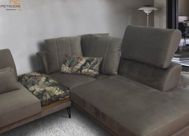 Σαλόνι γωνία Roche σε σχήμα "Π" με βελούδο ύφασμα αλέκιαστο αδιάβροχο και λεπτομέρεια υφάσματος με λουλούδια και παπαγάλους. Διαθέτει μηχανισμούς στο μαξιλάρι της πλάτης για μεγαλύτερη άνεση. Ιδιαίτερος σχεδιασμός στα μεταλλικά πόδια. Συνδυάζεται με τραπεζάκι σαλονιού με ίδια πόδια και ύφασμα με το σαλόνι/. Διατίθεται σε μεγάλη ποικιλία διαστάσεων και υφασμάτων.