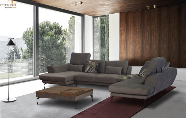 Σαλόνι γωνία Roche σε σχήμα "Π" με βελούδο ύφασμα αλέκιαστο αδιάβροχο και λεπτομέρεια υφάσματος με λουλούδια και παπαγάλους. Διαθέτει μηχανισμούς στο μαξιλάρι της πλάτης για μεγαλύτερη άνεση. Ιδιαίτερος σχεδιασμός στα μεταλλικά πόδια. Συνδυάζεται με τραπεζάκι σαλονιού με ίδια πόδια και ύφασμα με το σαλόνι/. Διατίθεται σε μεγάλη ποικιλία διαστάσεων και υφασμάτων.