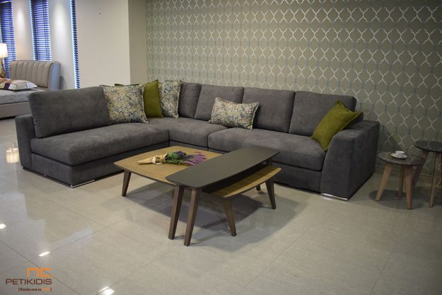 Σαλόνι γωνία Today με δυνατότητα αντιστροφής της γωνίας ανάλογα τις απαιτήσεις του χώρου.Το ύφασμα είναι σε γκρι αποχρώσεις αλέκιαστο και αδιάβροχο.Διαθέτει χρωματιστά διακοσμητικά μαξιλάρια.