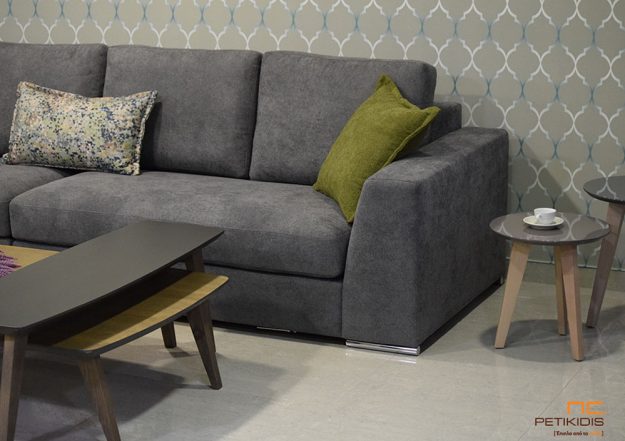 Σαλόνι γωνία Today με δυνατότητα αντιστροφής της γωνίας ανάλογα τις απαιτήσεις του χώρου.Το ύφασμα είναι σε γκρι αποχρώσεις αλέκιαστο και αδιάβροχο.Διαθέτει χρωματιστά διακοσμητικά μαξιλάρια.Λεπτομέρεια.