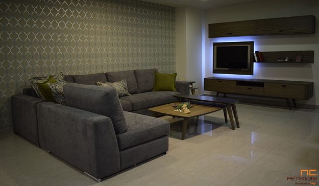 Σαλόνι γωνία Today με δυνατότητα αντιστροφής της γωνίας ανάλογα τις απαιτήσεις του χώρου.Το ύφασμα είναι σε γκρι αποχρώσεις αλέκιαστο και αδιάβροχο.Διαθέτει χρωματιστά διακοσμητικά μαξιλάρια.Λεπτομέρεια.