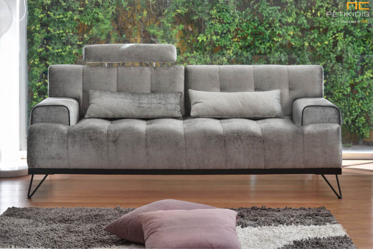 Σαλόνι Odeon με γκρι ύφασμα αλέκιαστο αδιάβροχο. Μοντέρνος σχεδιασμός με μεταλλικά πόδια και μηχανισμούς στο προσκέφαλο για μεγαλύτερη άνεση και επιπλέον μηχανισμούς στο μαξιλάρι της πλάτης για δυνατότητα εκμετάλλευσης όλου του βάθους του καθίσματος. Δυνατότητα κατασκευής σε διθέσιο και τριθέσιο καναπέ και επιλογής υφασμάτων μέσα από μεγάλη ποικιλία.