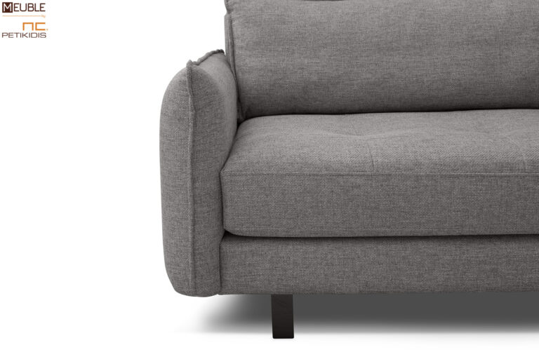 Σαλόνι Octavia γωνία σε μοντέρνο και minimal style. Διατίθεται σε γκρι χρώμα υφάσματος αλέκιαστο και αδιάβροχο αλλά και σε μεγάλη ποικιλία άλλων χρωμάτων. Διαθέτει ανακλήσεις στην πλάτη και μεταλλικά πόδια. Λεπτομέρεια μπράτσου.