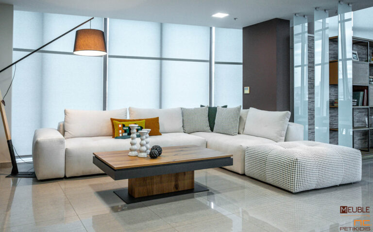 Καναπές γωνία Pixel. Εντυπωσιακός και μοντέρνος σχεδιασμός με σενίλ ύφασμα σε λευκούς τόνους αδιάβροχο και αλέκιαστο. Το τελείωμα της γωνίας είναι σκαμπώ σε ιδιαίτερο ντεσέν. Όλο το ύφασμά του είναι αποσπώμενο για να μπορέσει να πλυθεί όταν το θελήσετε.