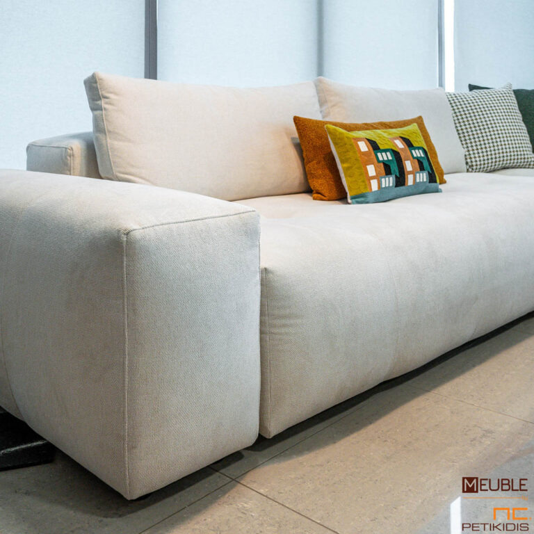 Λεπτομέρεια καναπέ γωνία Pixel. Εντυπωσιακός και μοντέρνος σχεδιασμός με σενίλ ύφασμα σε λευκούς τόνους αδιάβροχο και αλέκιαστο. Το τελείωμα της γωνίας είναι σκαμπώ σε ιδιαίτερο ντεσέν. Όλο το ύφασμά του είναι αποσπώμενο για να μπορέσει να πλυθεί όταν το θελήσετε.