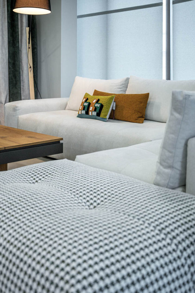 Κλασική Τραπεζαρία Λεπτομέρεια καναπέ γωνία Pixel. Εντυπωσιακός και μοντέρνος σχεδιασμός με σενίλ ύφασμα σε λευκούς τόνους αδιάβροχο και αλέκιαστο. Το τελείωμα της γωνίας είναι σκαμπώ σε ιδιαίτερο ντεσέν. Όλο το ύφασμά του είναι αποσπώμενο για να μπορέσει να πλυθεί όταν το θελήσετε.