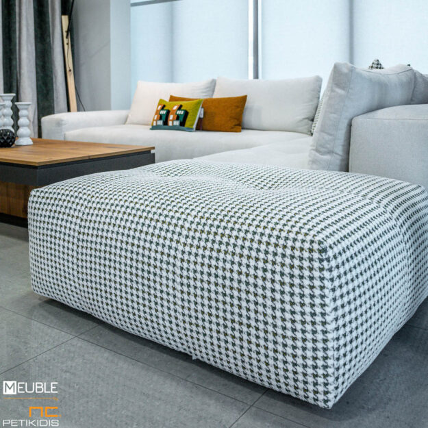 Λεπτομέρεια καναπέ γωνία Pixel. Εντυπωσιακός και μοντέρνος σχεδιασμός με σενίλ ύφασμα σε λευκούς τόνους αδιάβροχο και αλέκιαστο. Το τελείωμα της γωνίας είναι σκαμπώ σε ιδιαίτερο ντεσέν. Όλο το ύφασμά του είναι αποσπώμενο για να μπορέσει να πλυθεί όταν το θελήσετε.