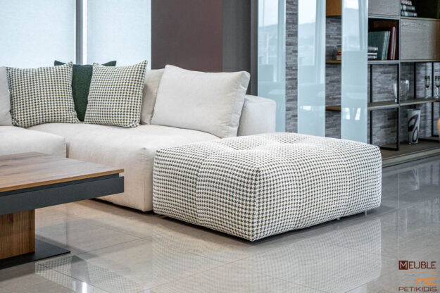 Λεπτομέρεια καναπέ γωνία Pixel. Εντυπωσιακός και μοντέρνος σχεδιασμός με σενίλ ύφασμα σε λευκούς τόνους αδιάβροχο και αλέκιαστο. Το τελείωμα της γωνίας είναι σκαμπώ σε ιδιαίτερο ντεσέν. Όλο το ύφασμά του είναι αποσπώμενο για να μπορέσει να πλυθεί όταν το θελήσετε.