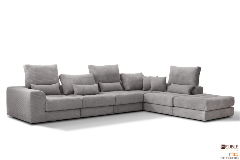 Σαλόνι Puzzle γωνιακό σε μοντέρνο σχέδιο. Διατίθεται σε κομμάτια με ανακλήσεις στην πλάτη και σκαμπό για να διαμορφώσετε εσείς το τελικό σχήμα και την τελική διάσταση που χρειάζεστε. Με ύφασμα σε γκρί αποχρώσεις σε κοτλέ πλέξη αδιάβροχο. Δίνεται η δυνατότητα παραγωγής σε πολλές αποχρώσεις και σε άλλα υφάσματα.