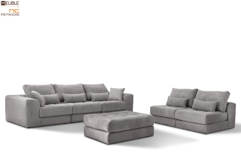 Σαλόνι Puzzle γωνιακό σε μοντέρνο σχέδιο. Διατίθεται σε κομμάτια με ανακλήσεις στην πλάτη και σκαμπό για να διαμορφώσετε εσείς το τελικό σχήμα και την τελική διάσταση που χρειάζεστε. Με ύφασμα σε γκρί αποχρώσεις σε κοτλέ πλέξη αδιάβροχο. Δίνεται η δυνατότητα παραγωγής σε πολλές αποχρώσεις και σε άλλα υφάσματα.