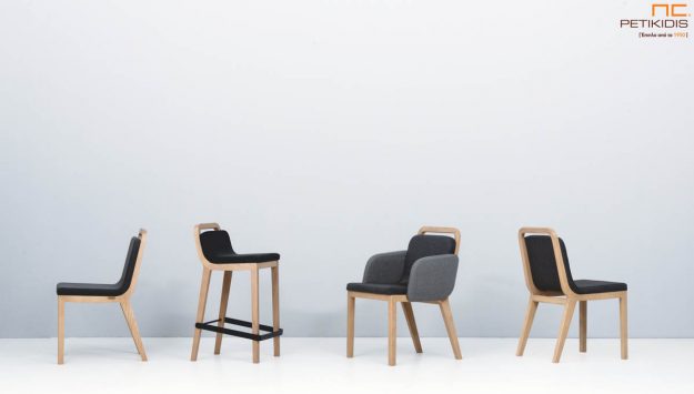 Σκαμπό ,καρέκλα και καρεκλοπολυθρόνα Irida. Κατασκευάζονται από μασίφ ξύλο και ύφασμα σε τόνους του γκρι αδιάβροχο και αλέκιαστο.