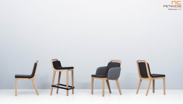 Σκαμπό ,καρέκλα και καρεκλοπολυθρόνα Irida. Κατασκευάζονται από μασίφ ξύλο και ύφασμα σε τόνους του γκρι αδιάβροχο και αλέκιαστο.