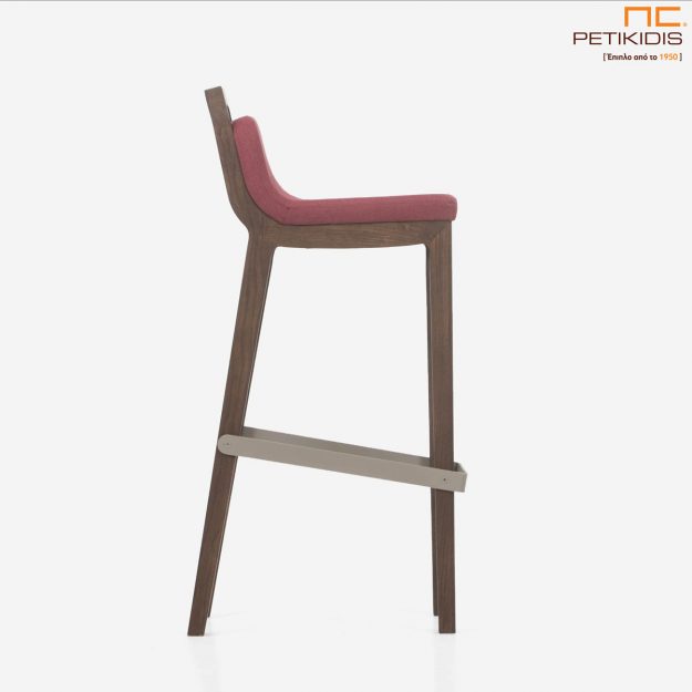 Σκαμπό Irida. Κατασκευάζεται σε δύο ύψη καθίσματος από μασίφ ξύλο. Το ύφασμα είναι σε μπορντό αποχρώσεις αδιάβροχο και αλέκιαστο. Λεπτομέρεια.