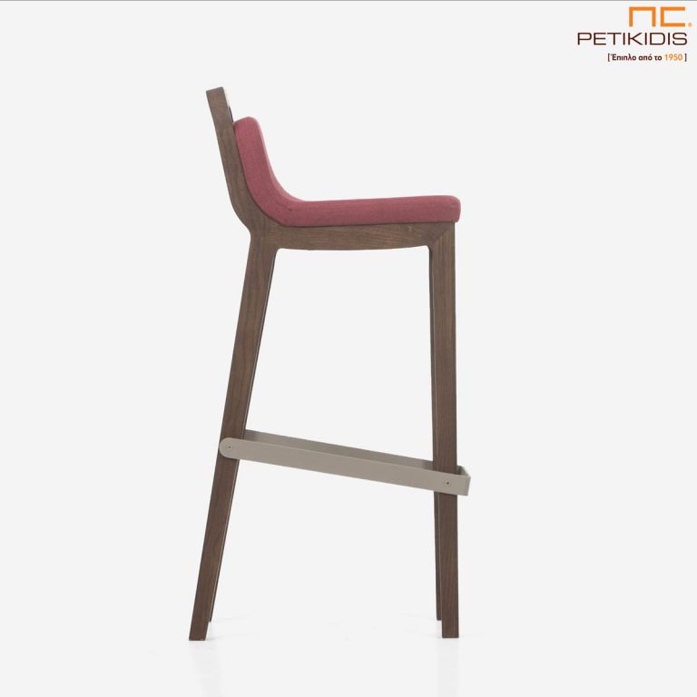 Σκαμπό Irida. Κατασκευάζεται σε δύο ύψη καθίσματος από μασίφ ξύλο. Το ύφασμα είναι σε μπορντό αποχρώσεις αδιάβροχο και αλέκιαστο. Λεπτομέρεια.