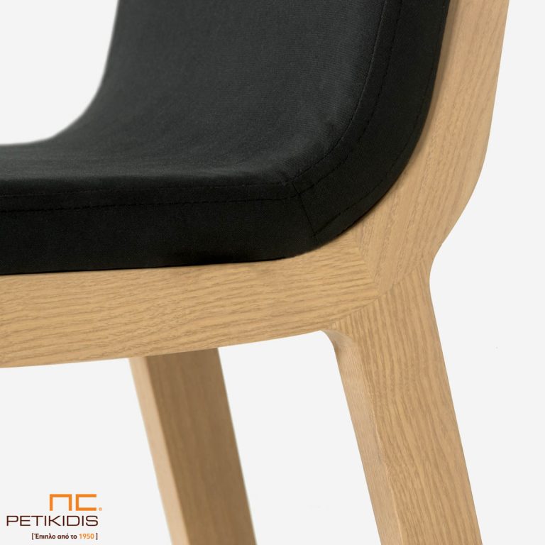 Σκαμπό Irida. Κατασκευάζεται σε δύο ύψη καθίσματος από μασίφ ξύλο. Το ύφασμα είναι σκούρο γκρι αδιάβροχο και αλέκιαστο. Λεπτομέρεια.