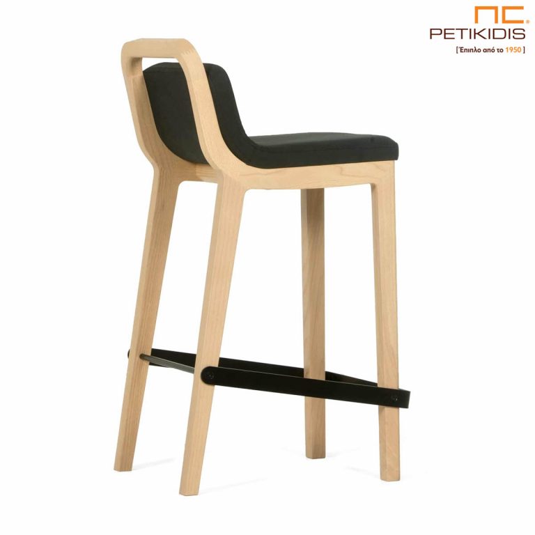 Σκαμπό Irida. Κατασκευάζεται σε δύο ύψη καθίσματος από μασίφ ξύλο. Το ύφασμα είναι σκούρο γκρι αδιάβροχο και αλέκιαστο.