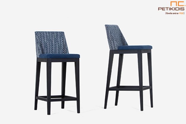 Σκαμπό Malta .Κατασκευάζεται σε δύο ύψη καθίσματος. Ο σκελετός είναι από μασίφ ξύλο και το ύφασμα είναι αδιάβροχο και αλέκιαστο σε τόνους του μπλε με διαφορετικό σχέδιο σε πλάτη και κάθισμα.