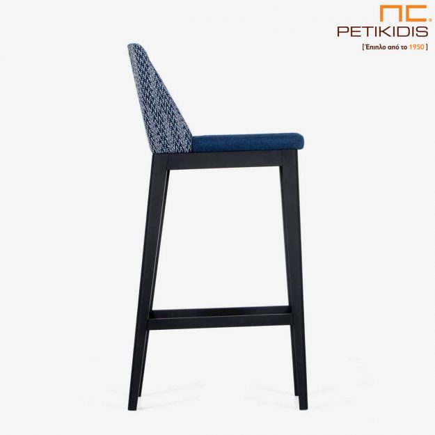 Σκαμπό Malta .Κατασκευάζεται σε δύο ύψη καθίσματος. Ο σκελετός είναι από μασίφ ξύλο και το ύφασμα είναι αδιάβροχο και αλέκιαστο σε τόνους του μπλε με διαφορετικό σχέδιο σε πλάτη και κάθισμα. Λεπτομέρεια.