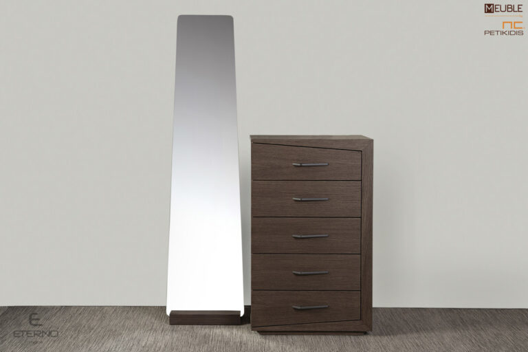 Συνοδευτικά έπιπλα της κρεβατοκάμαρας Secret κατασκευασμένα από φυσικό ξύλο δρύς! Ολόσωμος καθρέφτης και συρταριέρα .Λιτός και μοντέρνος σχεδιασμός με μεταλλική λεπτομέρεια για πόμολο των συρταριών.