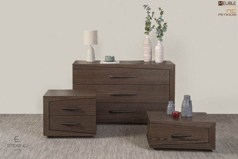 Συνοδευτικά έπιπλα (τουαλέτα-κομοδίνο) της κρεβατοκάμαρας Secret κατασκευασμένα από φυσικό ξύλο δρύς. Μοντέρνος σχεδιασμός με μεταλλική λεπτομέρεια στα πόμολα των συρταριών. Τα κομοδίνα διατίθονται σε δύο διαστάσεις.