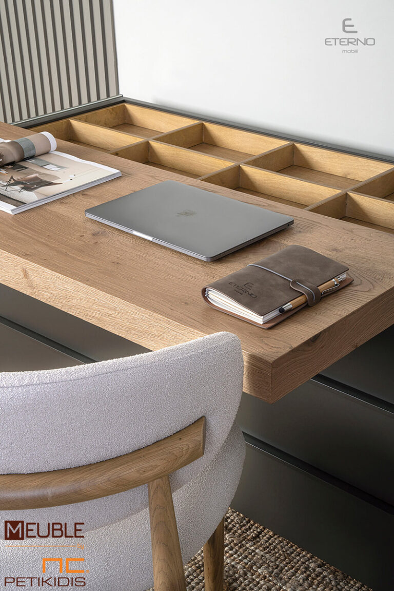 Λεπτομέρεια τουαλέτας Libre. Ένα έπιπλο με μοντέρνο και έξυπνο σχεδιασμό όπου απλή συρταριέρα μετατρέπεται εύκολα σε χώρο εργασίας. Κατασκευασμένη από φυσικό ξύλο ρουστίκ δρυς και λάκα σε ποικιλία χρωμάτων και συνδυασμών.