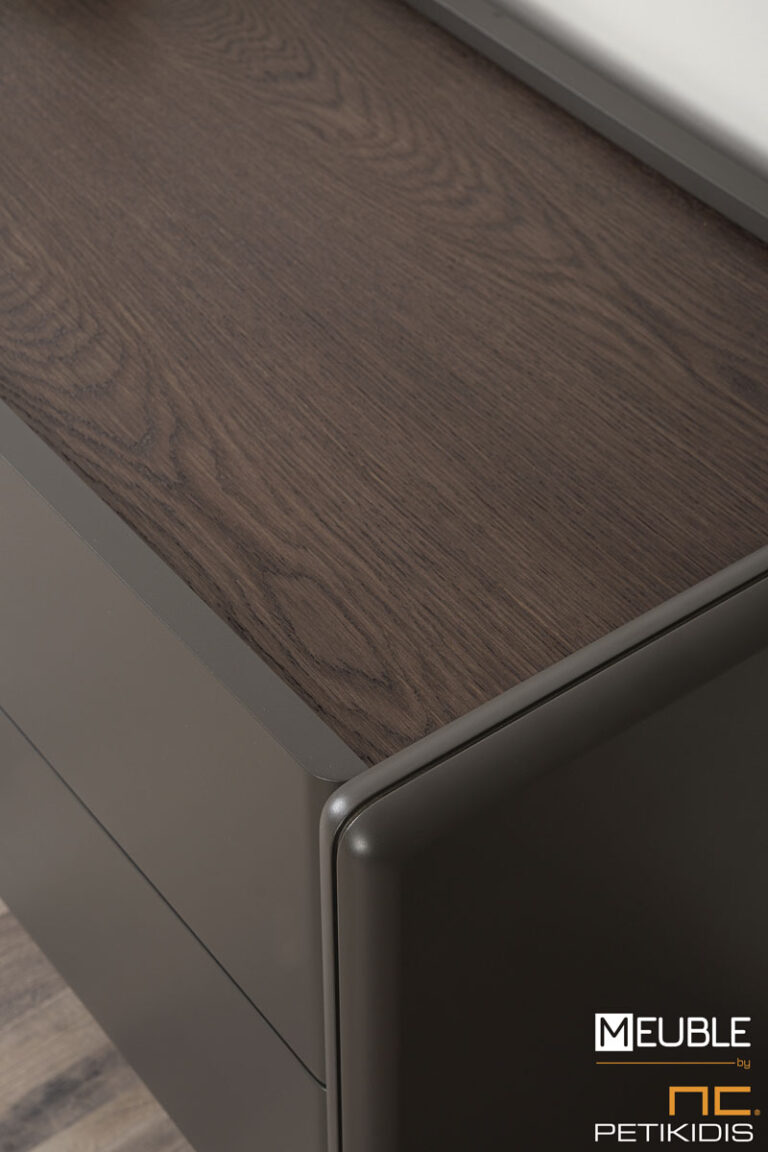 Λεπτομέρεια από κομοδίνο Twin με ξύλο δρυς και λεπτομέρειες λάκας. Διατίθεται σε μεγάλη ποικιλία χρωμάτων by Eterno Mobili.