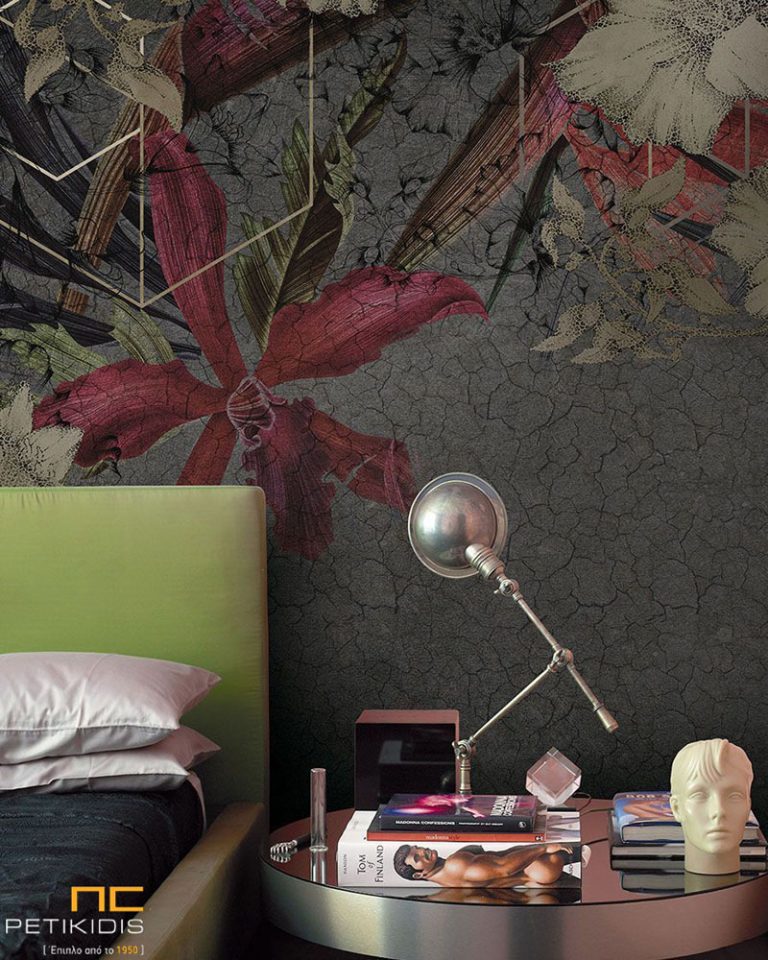 Ταπετσαρία τοίχου σε μορφή πάνελ. Natural urban style με φύλλα και λουλούδια, σε γκρι και κόκκινους τόνους. Οι διαστάσεις του πάνελ προσαρμόζονται σύμφωνα με τον τοίχο που πρόκειται να τοποθετηθεί.