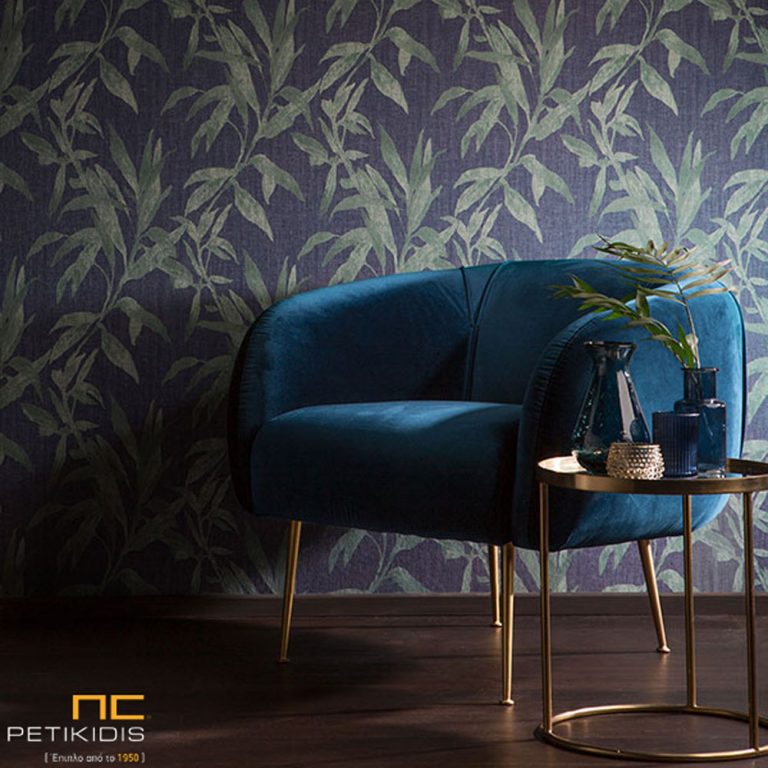 Ταπετσαρία τοίχου Passenger. Urban jungle style σε μπλε σκούρα βάση με φυτά σε ανοιχτό πράσινο χρώμα και μεταλλικές λεπτομέρειες.