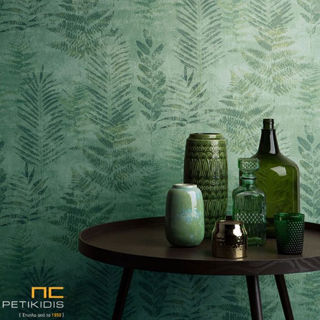 Κλασική Τραπεζαρία Ταπετσαρία τοίχου Passenger. Urban jungle style σε πράσινη βάση με φυτά σε τόνους πράσινου χρώματος και μεταλλικές λεπτομέρειες.