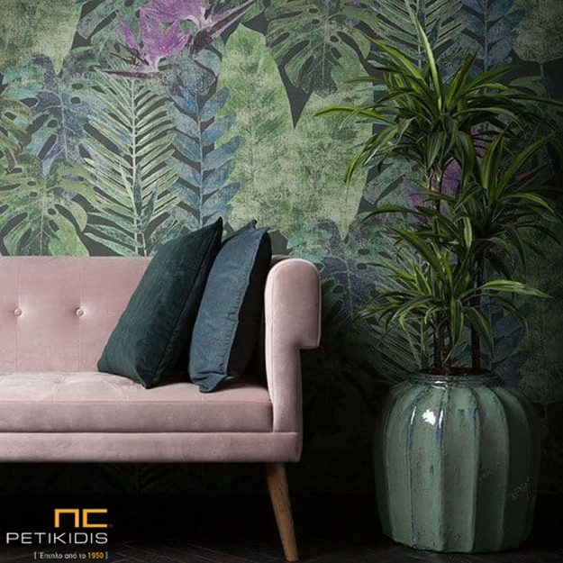 Κλασική Τραπεζαρία Ταπετσαρία τοίχου Passenger Amazonas. Urban jungle style σε πράσινη σκούρα βάση με φυτά σε τόνους πράσινου χρώματος και μωβ λουλούδια.